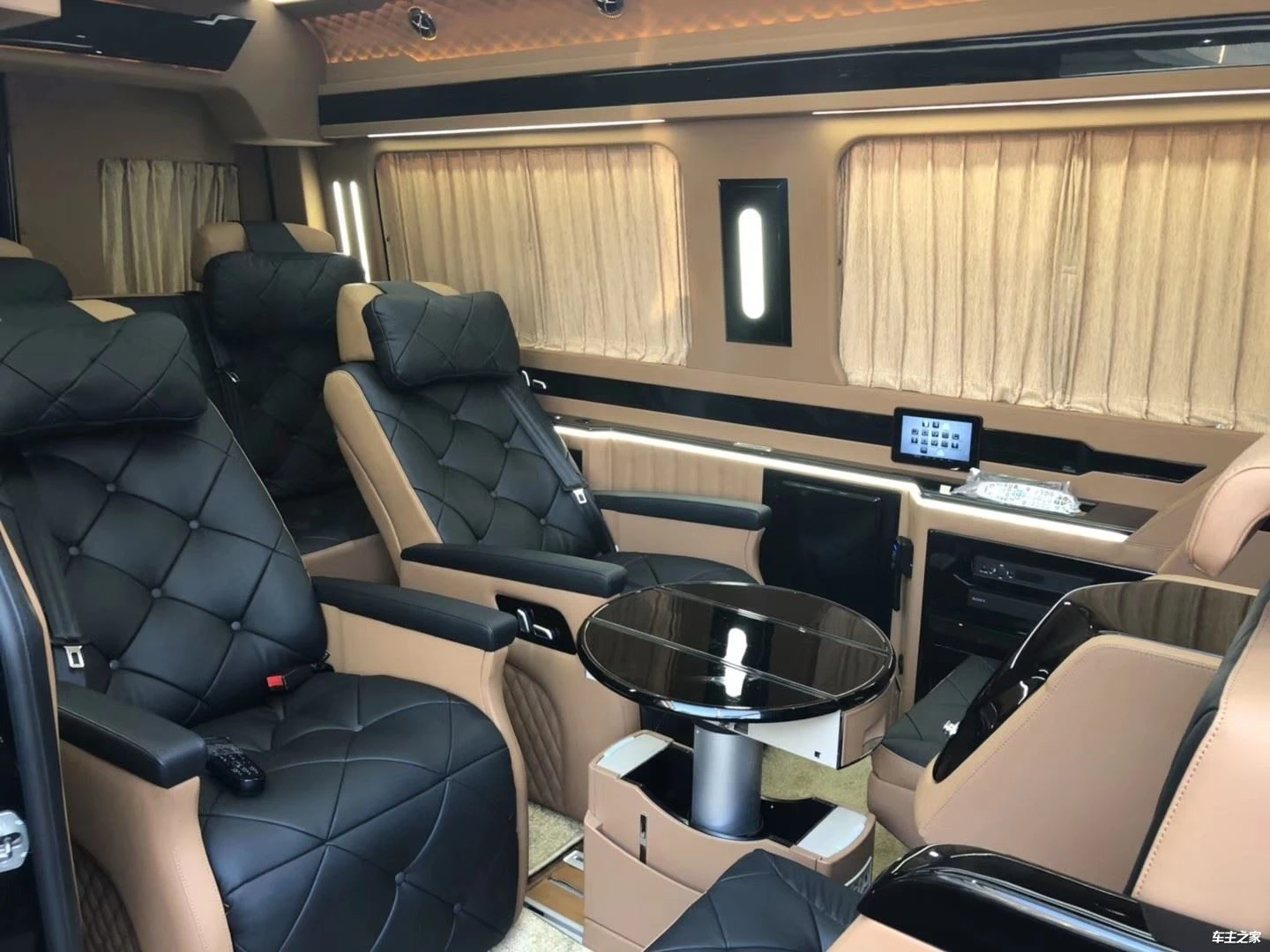 Čerstvě vydaný kufr Mercedes-Benz Sprinter na úpravu interiéru, takový luxusn...