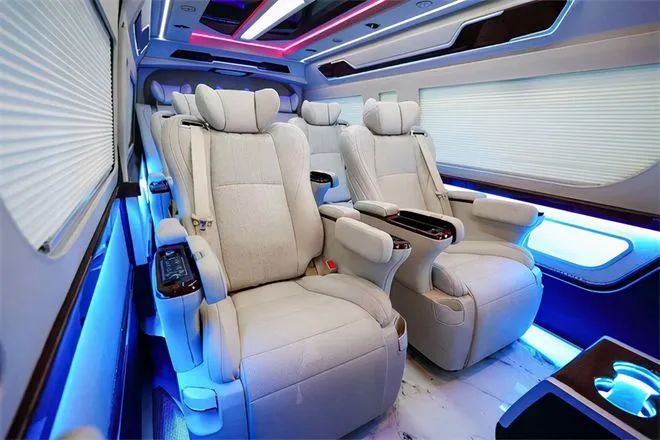 Devítimístná vylepšení interiéru Toyota Hiace včetně sedadel, kupolových svět...