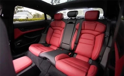 Interiér Porsche Taycan v černé a červené kůži