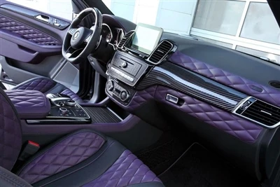 Topcar upravený Mercedes AMG GLE 63 s karbonovým vláknem a fialovým koženým i...