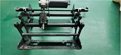 Mechanismus elektrického nastavení opěrky nohou autosedačky