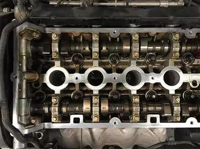 Nevypuštěný motorový olej poškodí motor