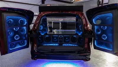 Upravená Toyota Sienna se promění v mobilní subwoofer