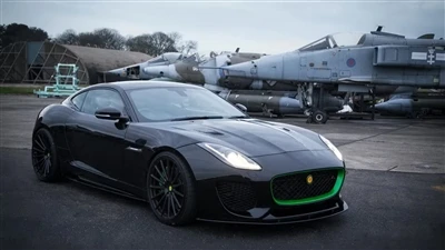 Listerem upravený Jaguar F-Type SVR má jmenovitý brzdný výkon 666 HP.