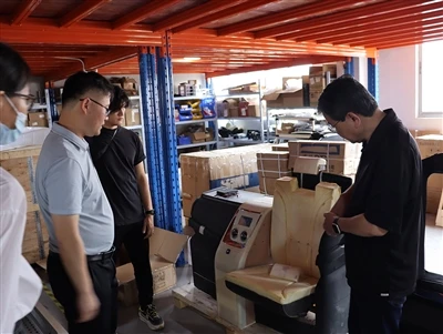 Skvělá spolupráce Xiamen Kench a prodejce Toyota Alphard