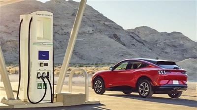 Ford rozšiřuje nabíjecí síť a zvyšuje počet supernabíjecích stanic.
