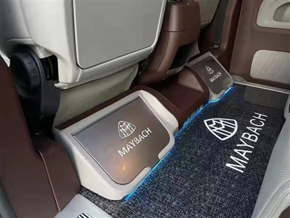 Luxusní stupačka do auta Benz